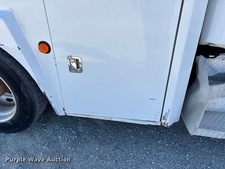 image for item DW7266 2000 Freightliner Crew Cab flatbed truck