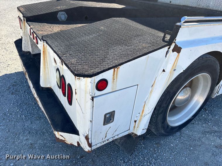 image for item DW7266 2000 Freightliner Crew Cab flatbed truck