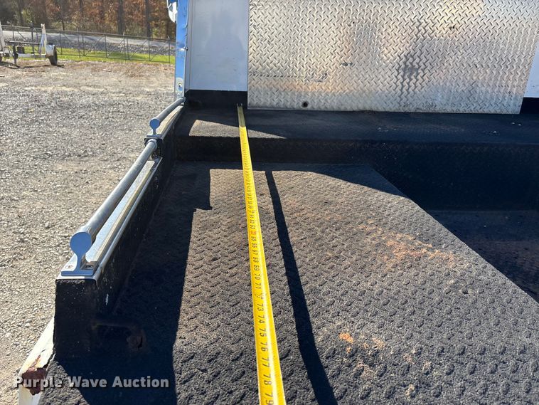 image for item DW7266 2000 Freightliner Crew Cab flatbed truck