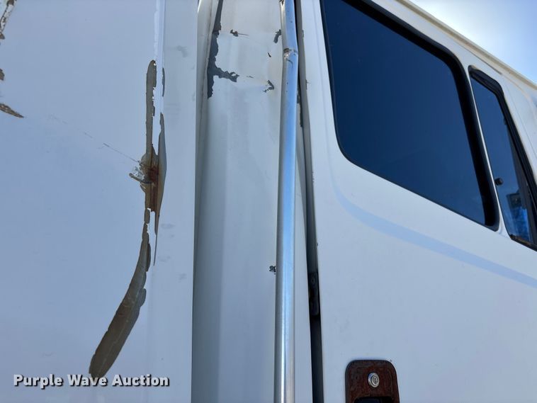 image for item DW7266 2000 Freightliner Crew Cab flatbed truck