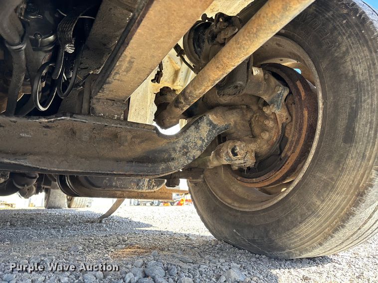 image for item DW7266 2000 Freightliner Crew Cab flatbed truck