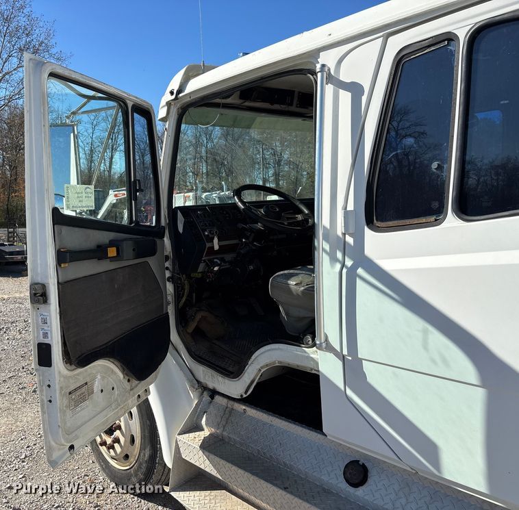 image for item DW7266 2000 Freightliner Crew Cab flatbed truck