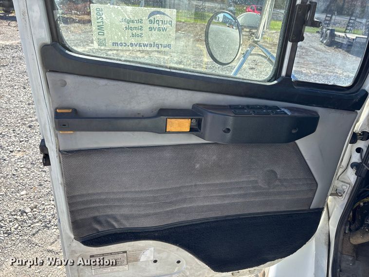 image for item DW7266 2000 Freightliner Crew Cab flatbed truck