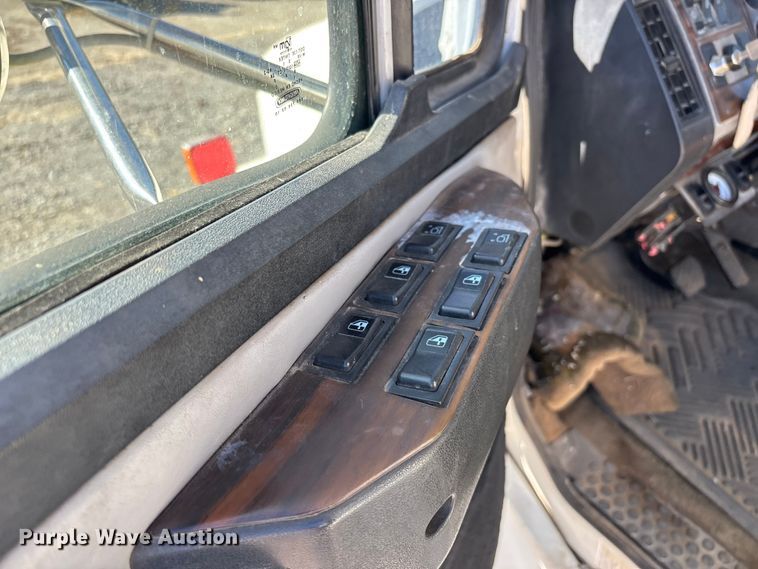 image for item DW7266 2000 Freightliner Crew Cab flatbed truck