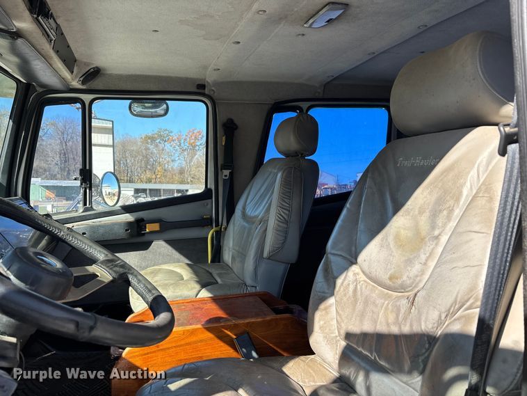 image for item DW7266 2000 Freightliner Crew Cab flatbed truck