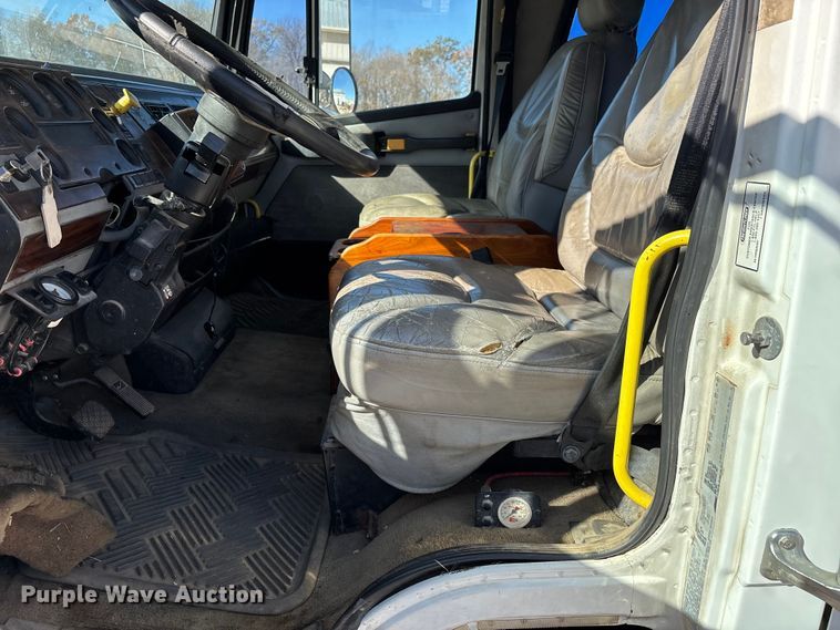 image for item DW7266 2000 Freightliner Crew Cab flatbed truck