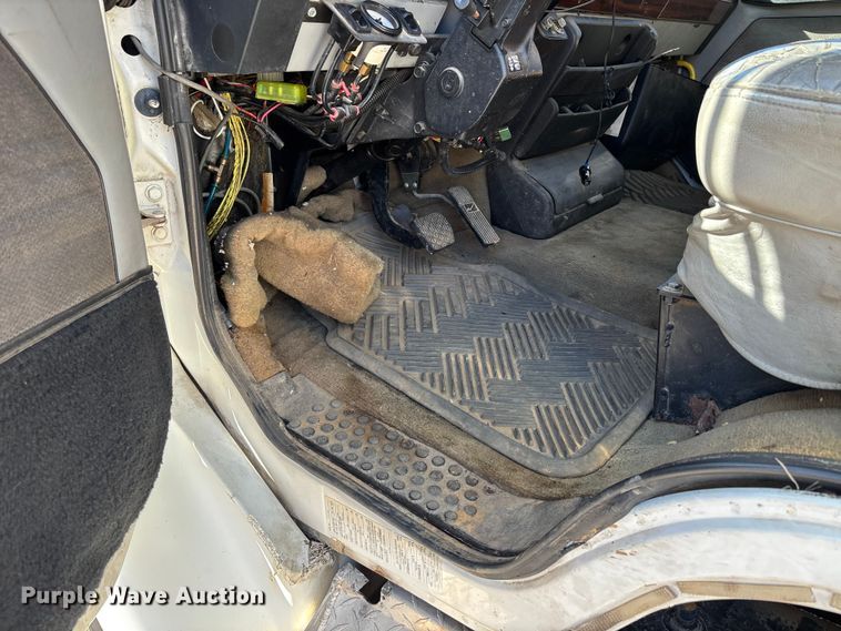 image for item DW7266 2000 Freightliner Crew Cab flatbed truck