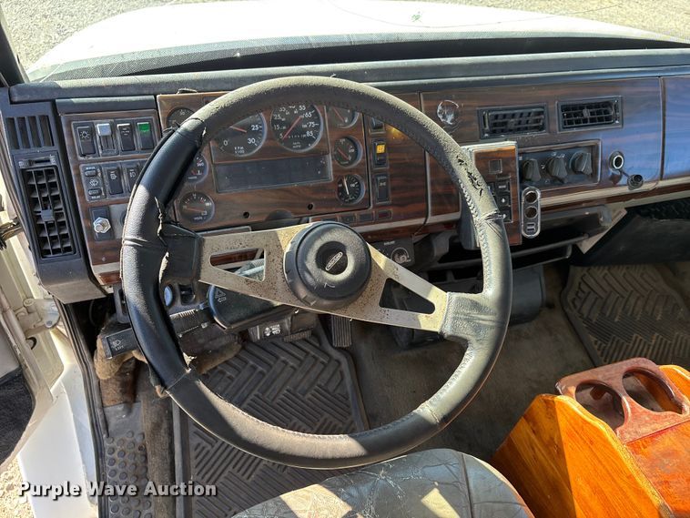 image for item DW7266 2000 Freightliner Crew Cab flatbed truck