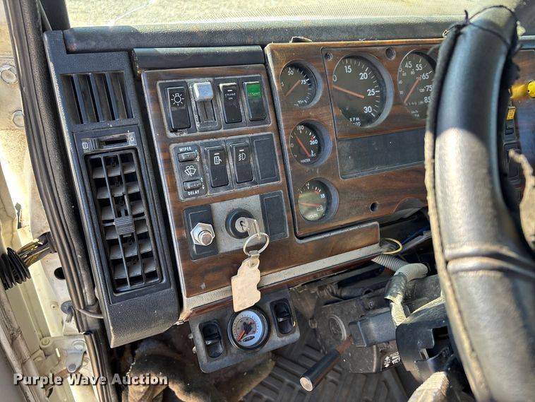 image for item DW7266 2000 Freightliner Crew Cab flatbed truck