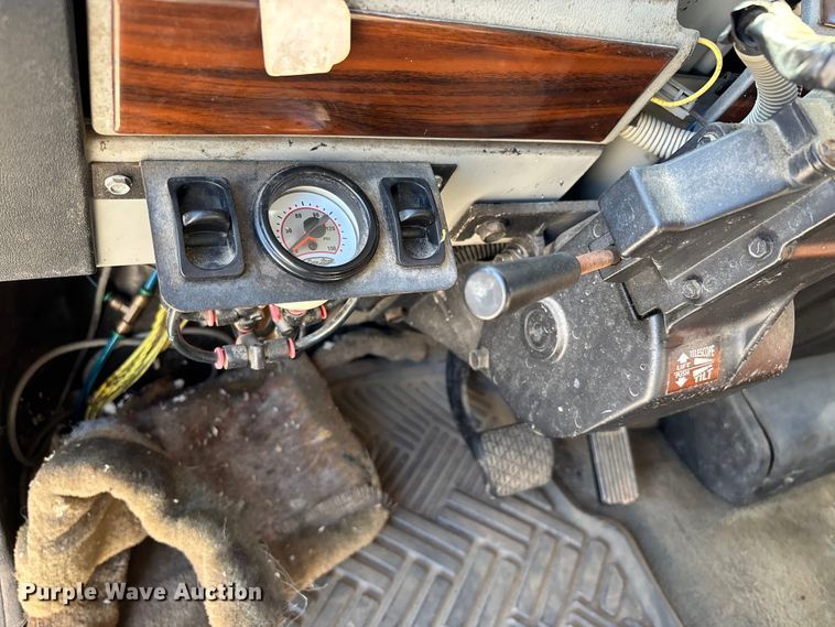 image for item DW7266 2000 Freightliner Crew Cab flatbed truck