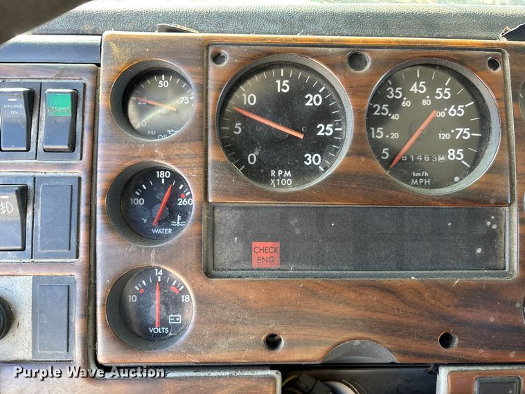 image for item DW7266 2000 Freightliner Crew Cab flatbed truck