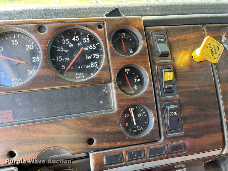 image for item DW7266 2000 Freightliner Crew Cab flatbed truck