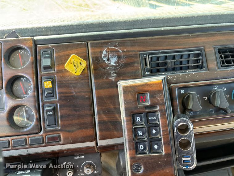 image for item DW7266 2000 Freightliner Crew Cab flatbed truck