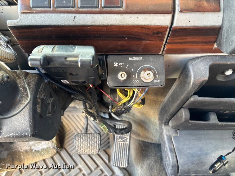 image for item DW7266 2000 Freightliner Crew Cab flatbed truck