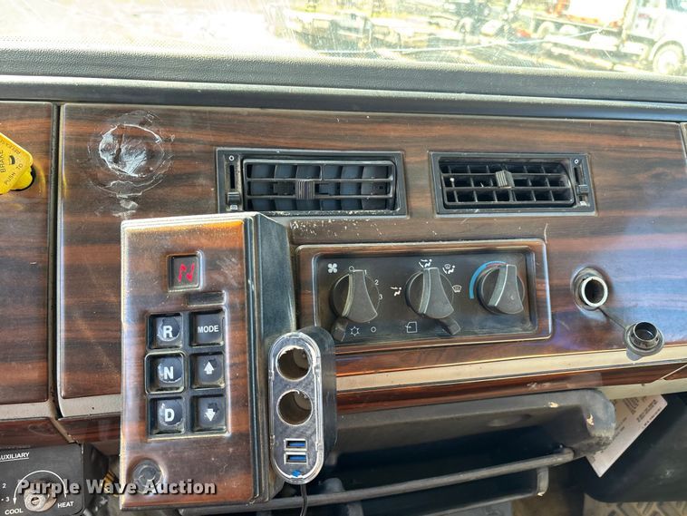 image for item DW7266 2000 Freightliner Crew Cab flatbed truck