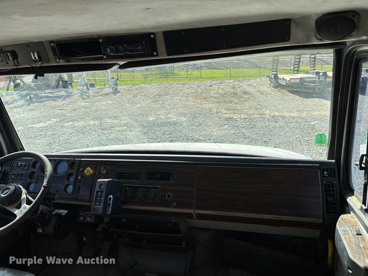 image for item DW7266 2000 Freightliner Crew Cab flatbed truck