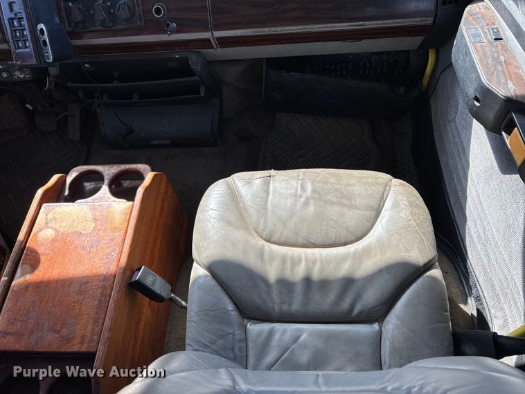 image for item DW7266 2000 Freightliner Crew Cab flatbed truck