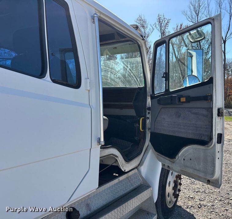 image for item DW7266 2000 Freightliner Crew Cab flatbed truck