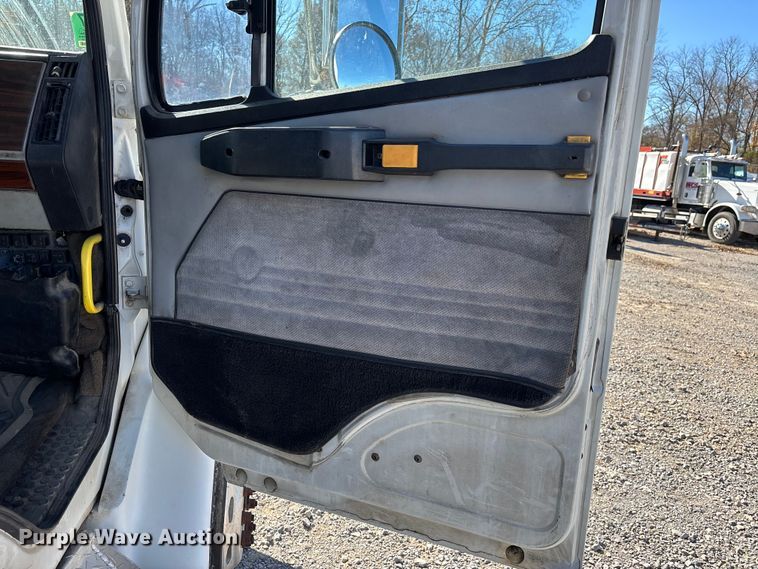 image for item DW7266 2000 Freightliner Crew Cab flatbed truck