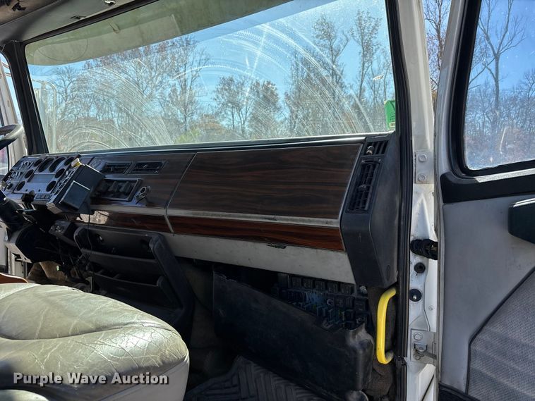 image for item DW7266 2000 Freightliner Crew Cab flatbed truck