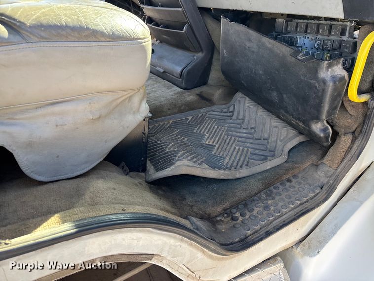 image for item DW7266 2000 Freightliner Crew Cab flatbed truck