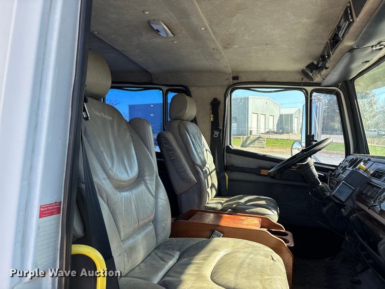 image for item DW7266 2000 Freightliner Crew Cab flatbed truck