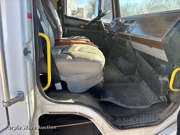 image for item DW7266 2000 Freightliner Crew Cab flatbed truck