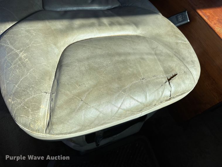 image for item DW7266 2000 Freightliner Crew Cab flatbed truck