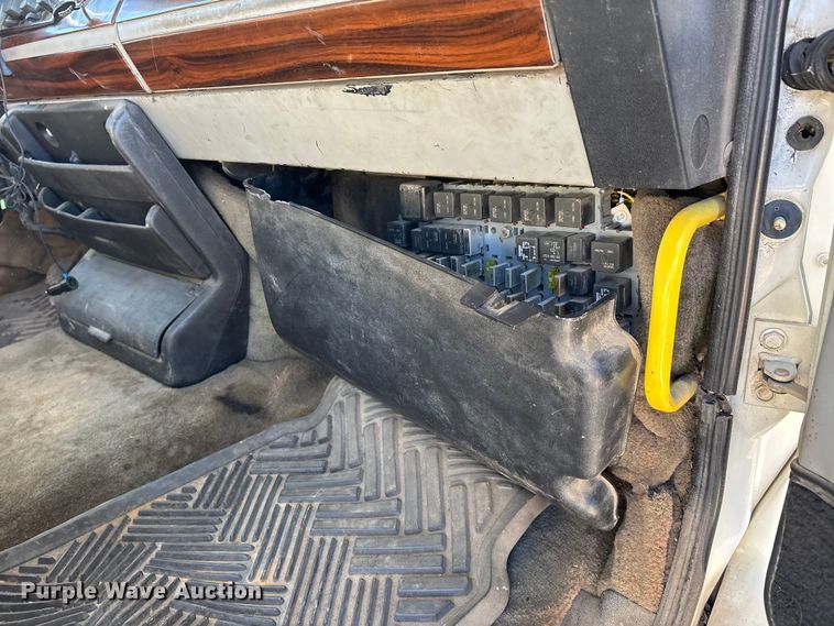 image for item DW7266 2000 Freightliner Crew Cab flatbed truck