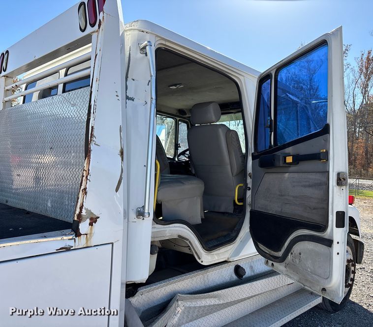 image for item DW7266 2000 Freightliner Crew Cab flatbed truck