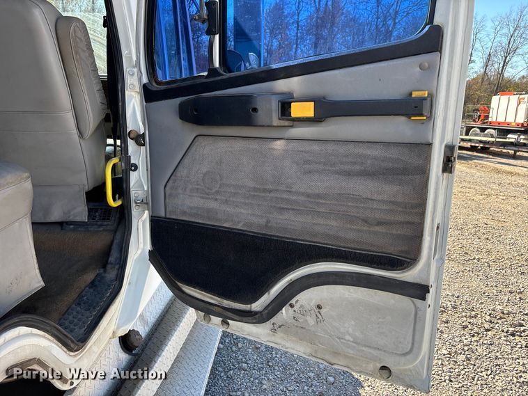 image for item DW7266 2000 Freightliner Crew Cab flatbed truck