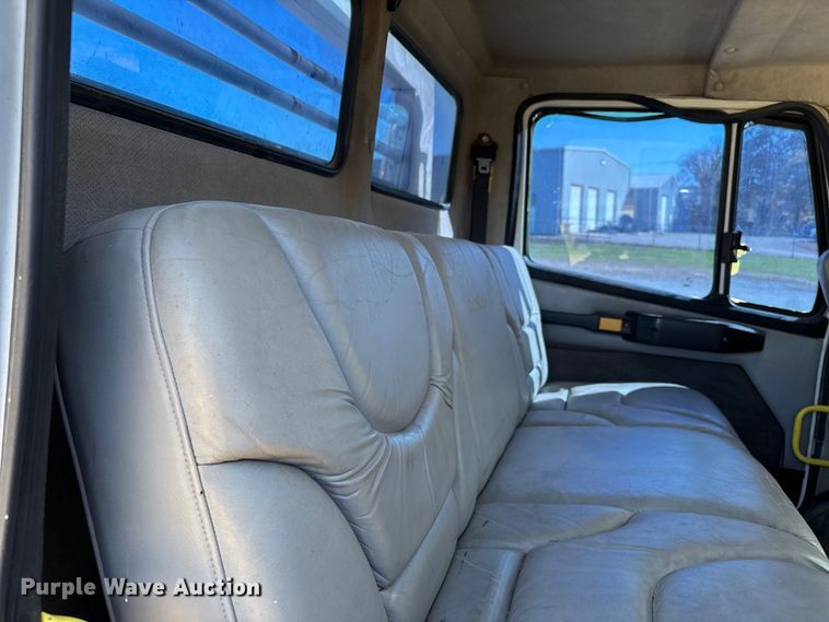 image for item DW7266 2000 Freightliner Crew Cab flatbed truck