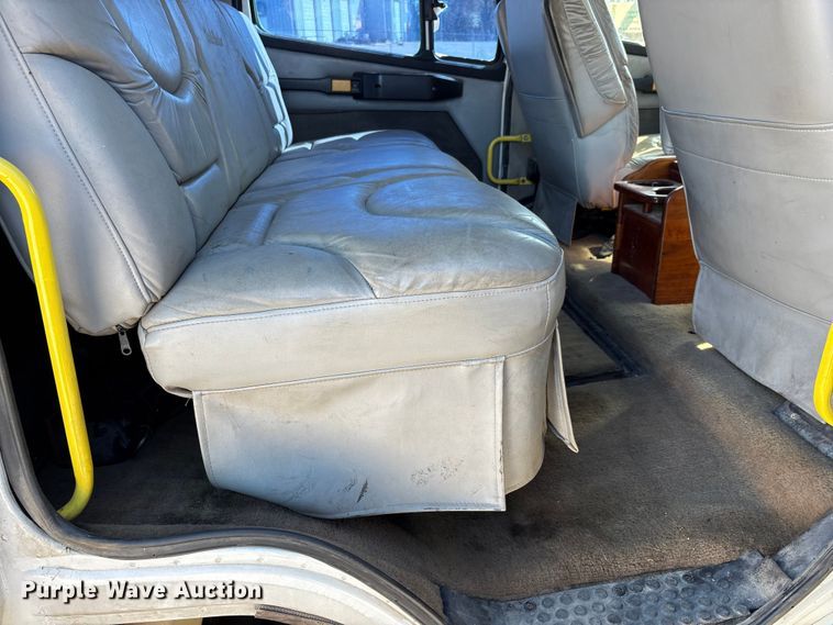 image for item DW7266 2000 Freightliner Crew Cab flatbed truck