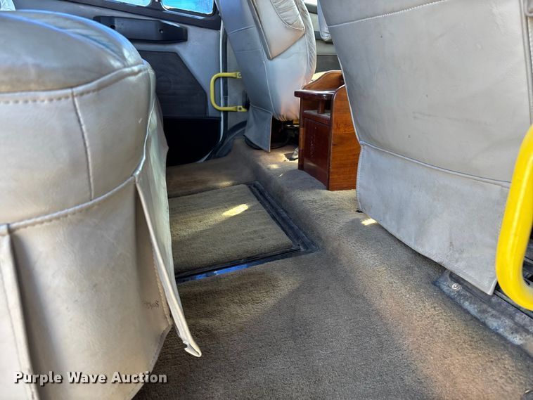 image for item DW7266 2000 Freightliner Crew Cab flatbed truck