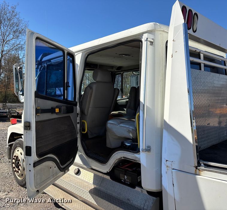 image for item DW7266 2000 Freightliner Crew Cab flatbed truck