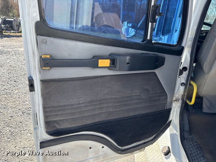 image for item DW7266 2000 Freightliner Crew Cab flatbed truck