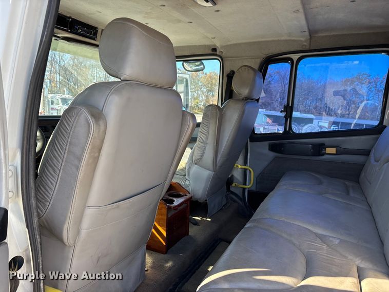 image for item DW7266 2000 Freightliner Crew Cab flatbed truck