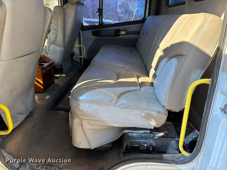 image for item DW7266 2000 Freightliner Crew Cab flatbed truck