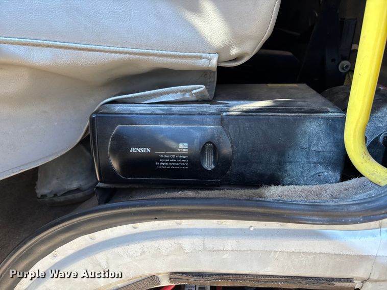 image for item DW7266 2000 Freightliner Crew Cab flatbed truck