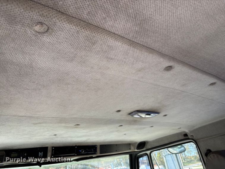 image for item DW7266 2000 Freightliner Crew Cab flatbed truck