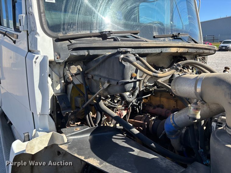 image for item DW7266 2000 Freightliner Crew Cab flatbed truck