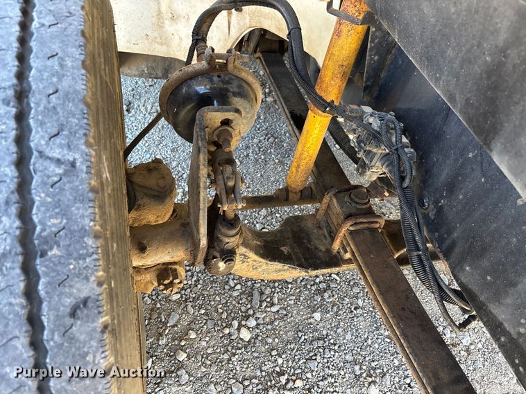 image for item DW7266 2000 Freightliner Crew Cab flatbed truck