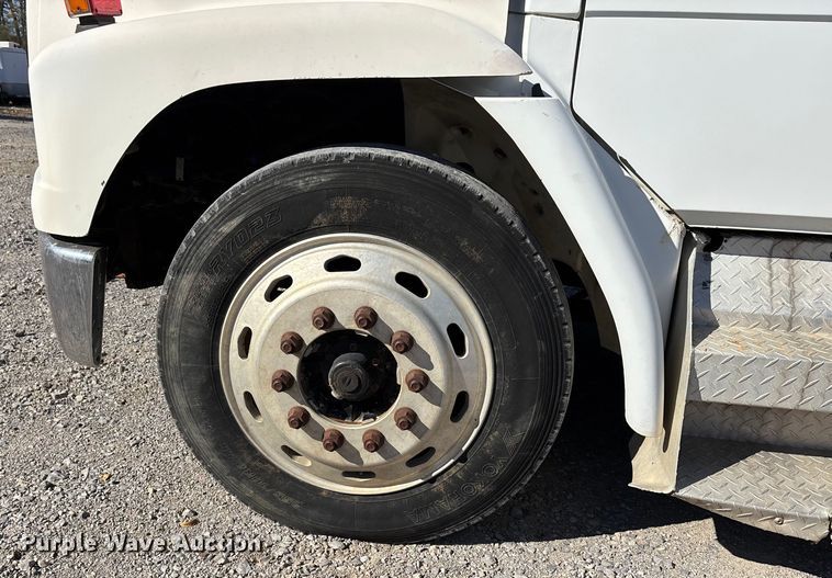 image for item DW7266 2000 Freightliner Crew Cab flatbed truck