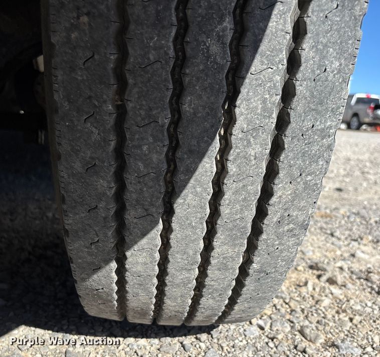 image for item DW7266 2000 Freightliner Crew Cab flatbed truck