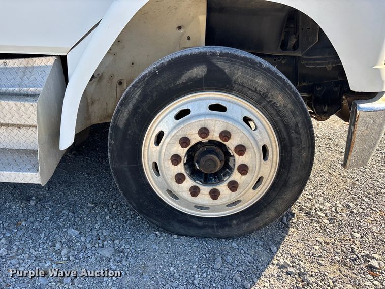 image for item DW7266 2000 Freightliner Crew Cab flatbed truck