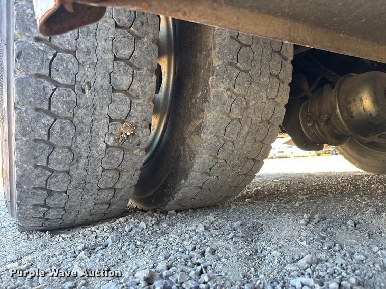 image for item DW7266 2000 Freightliner Crew Cab flatbed truck