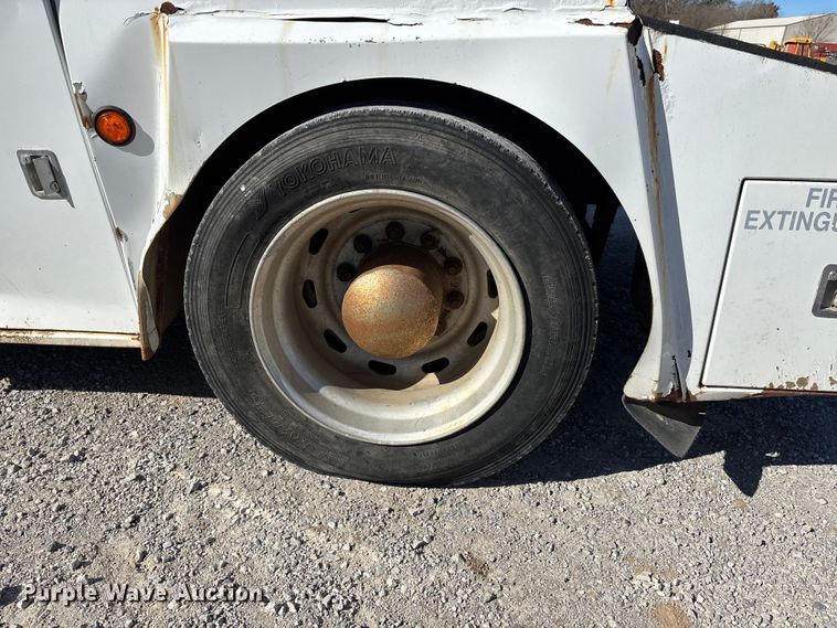 image for item DW7266 2000 Freightliner Crew Cab flatbed truck