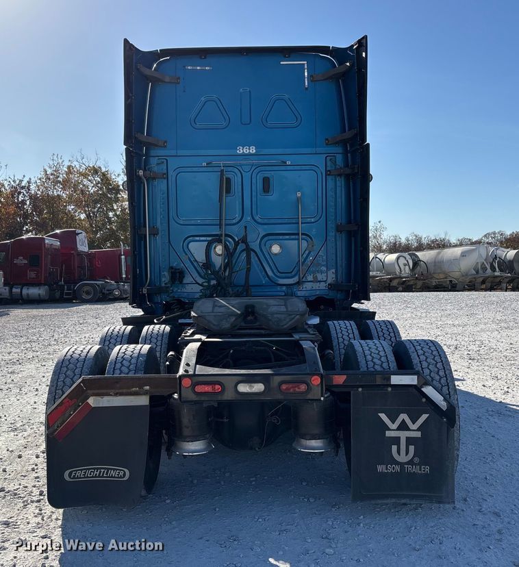 image for item DW7267 2019 Freightliner Cascadia semi truck