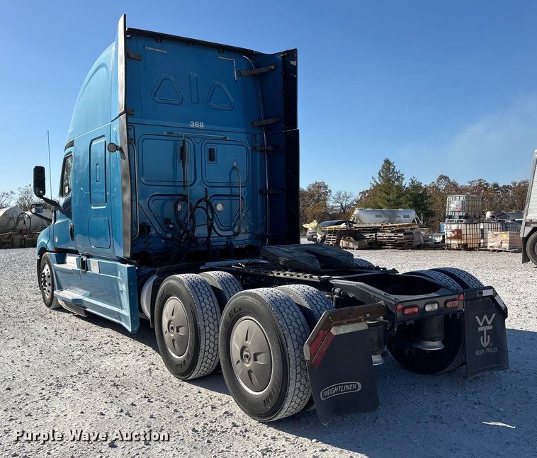 image for item DW7267 2019 Freightliner Cascadia semi truck