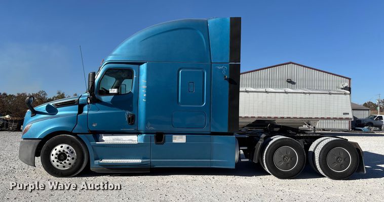 image for item DW7267 2019 Freightliner Cascadia semi truck